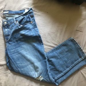 Levi’s boyfriend jeans
